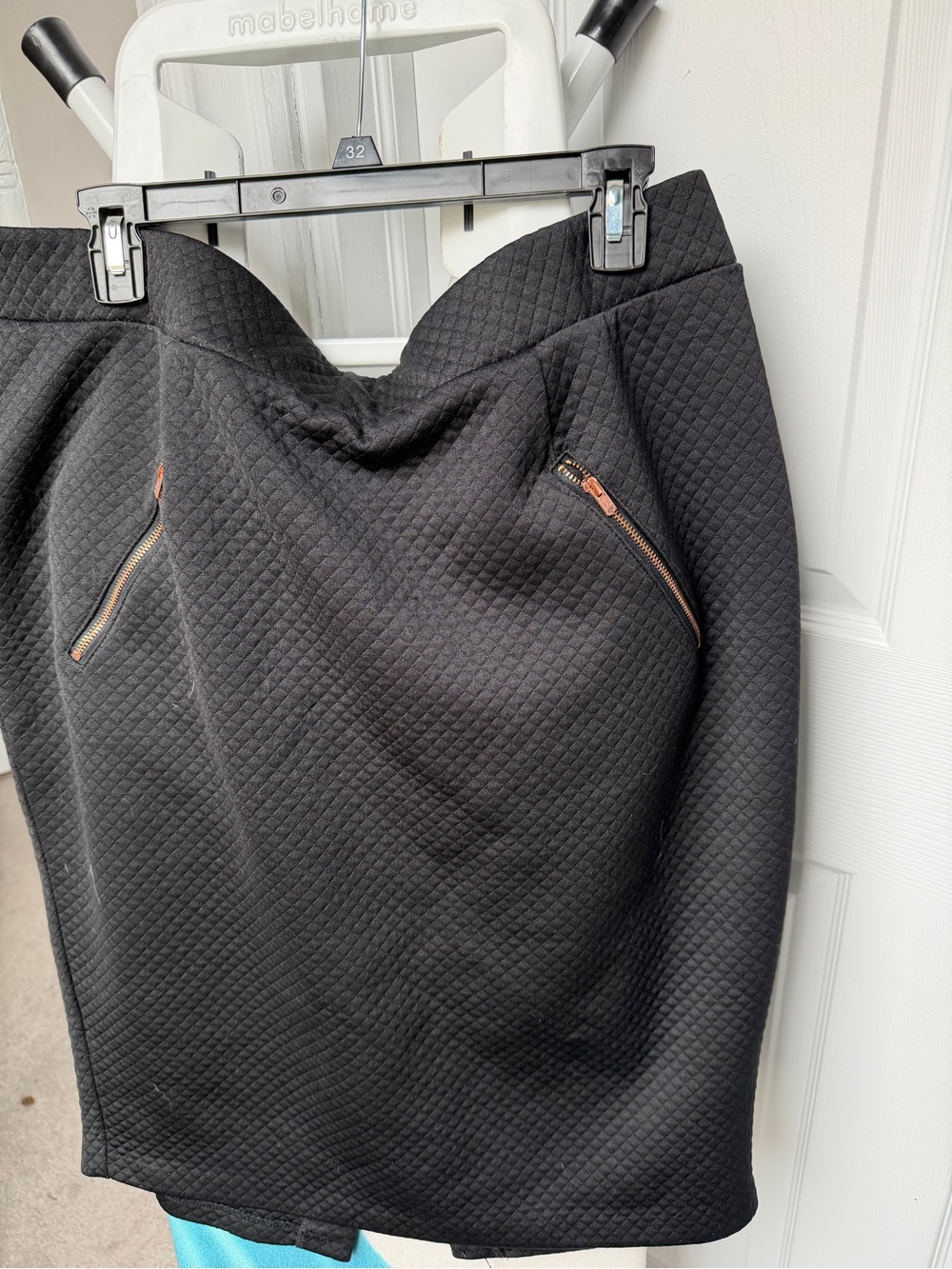 Ashley Nell Tipton Size 1X Black Quilted Skirt with Zipper Pockets Stretchy